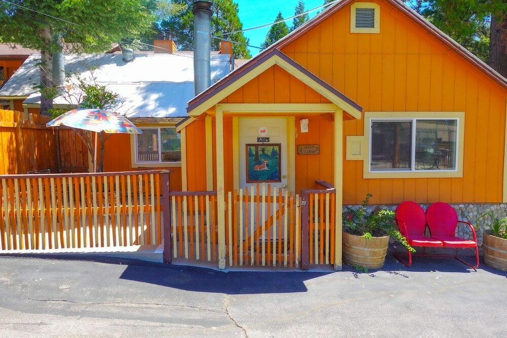 Фото Sleepy Hollow Cabins and Hotel