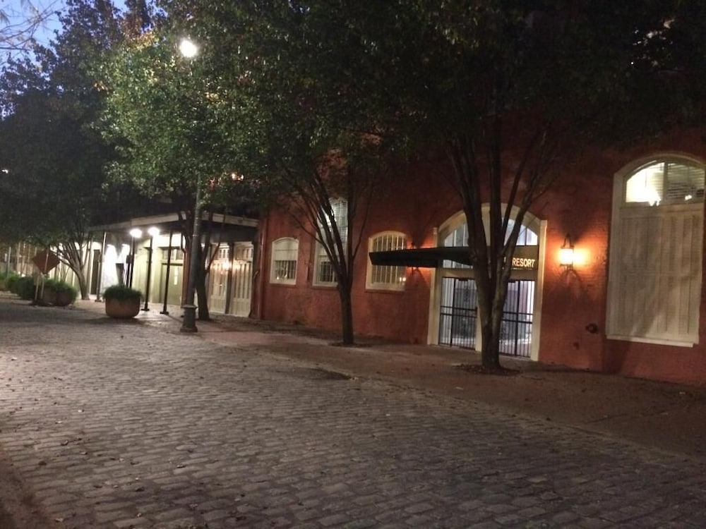 Фото Plaza Suites Downtown New Orleans