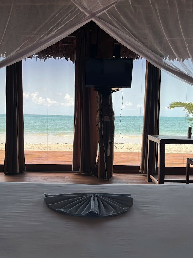 Фото Tiki Beach Club and Resort