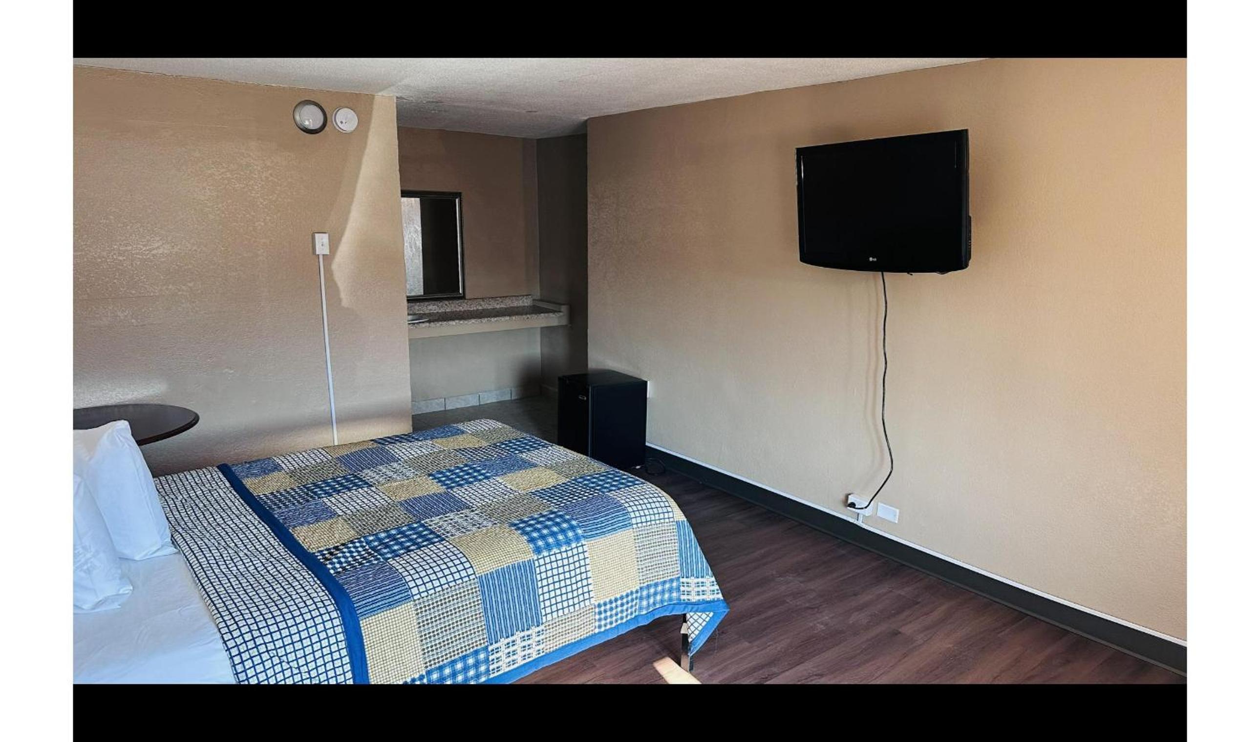 Фото Hallmark Inn by Oyo Fort Wayne