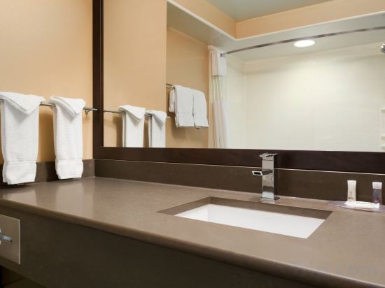 Фото Days Inn & Suites by Wyndham Brandon