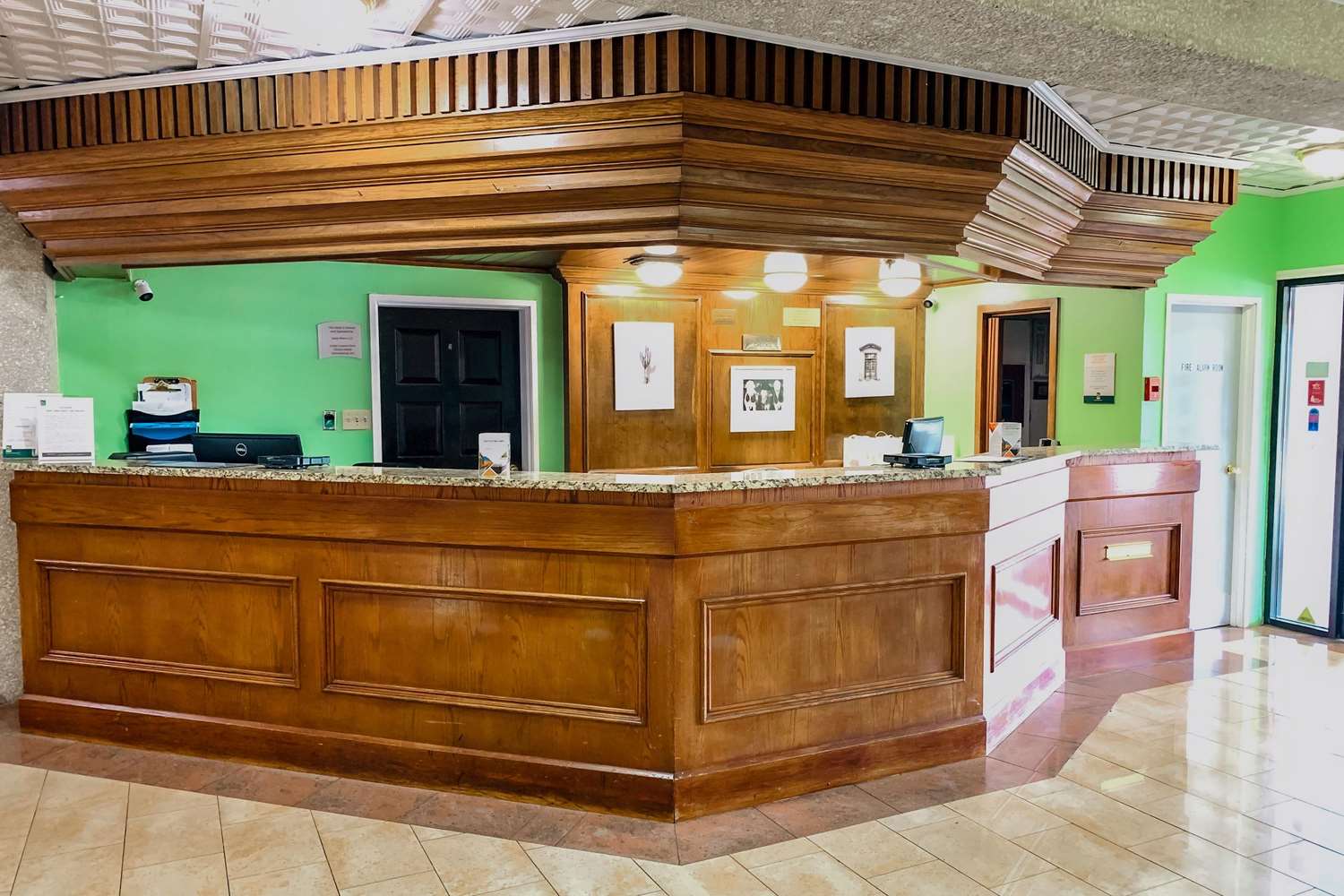 Фото Quality Inn & Suites Downtown North