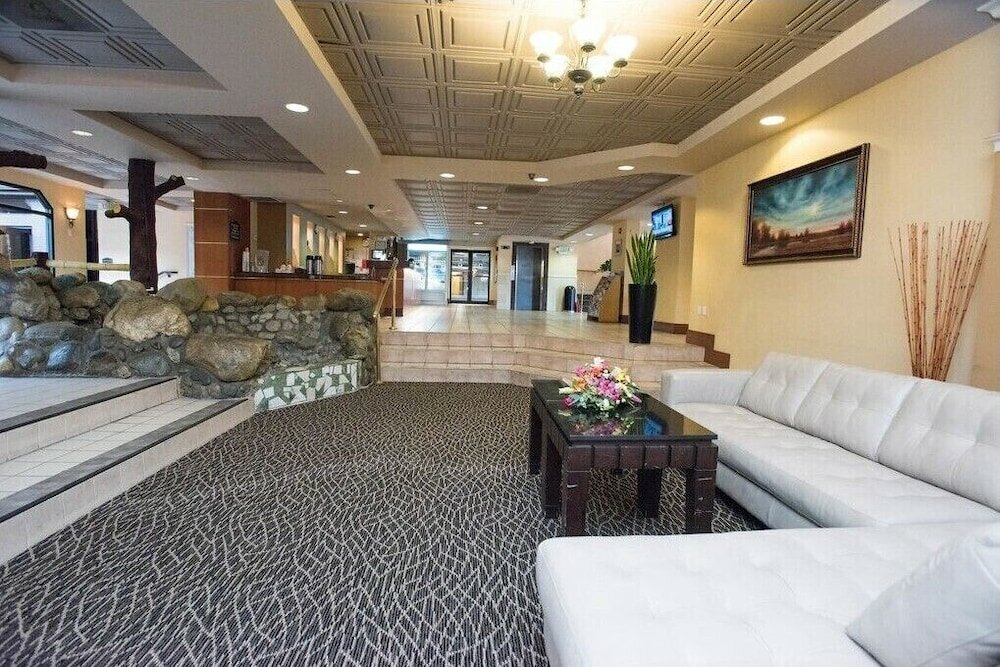 Фото The Live Hotel