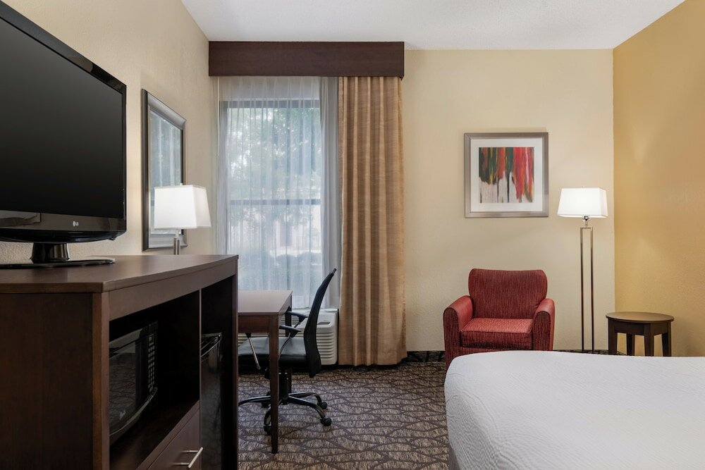 Фото Holiday Inn Express Tallahassee - I-10 E, an Ihg Hotel