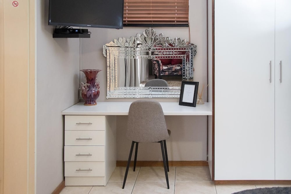 Фото A Queenslin Guesthouse