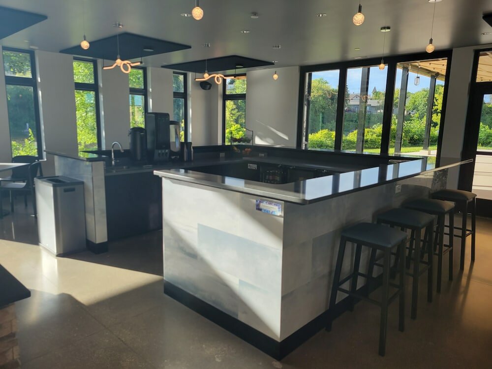 Фото Watershed Hotel