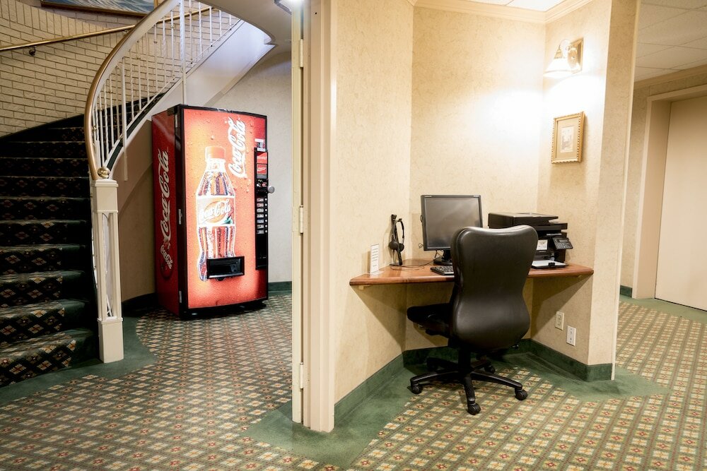 Фото Royal Scot Hotel & Suites