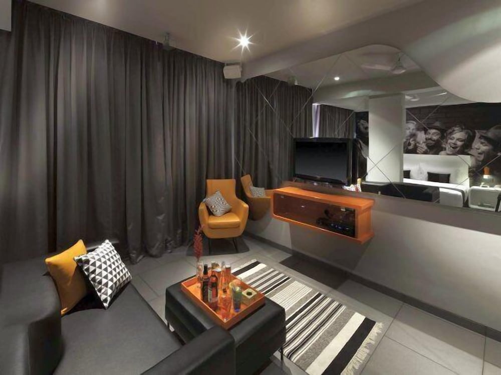 Фото SinQ Party Hotel