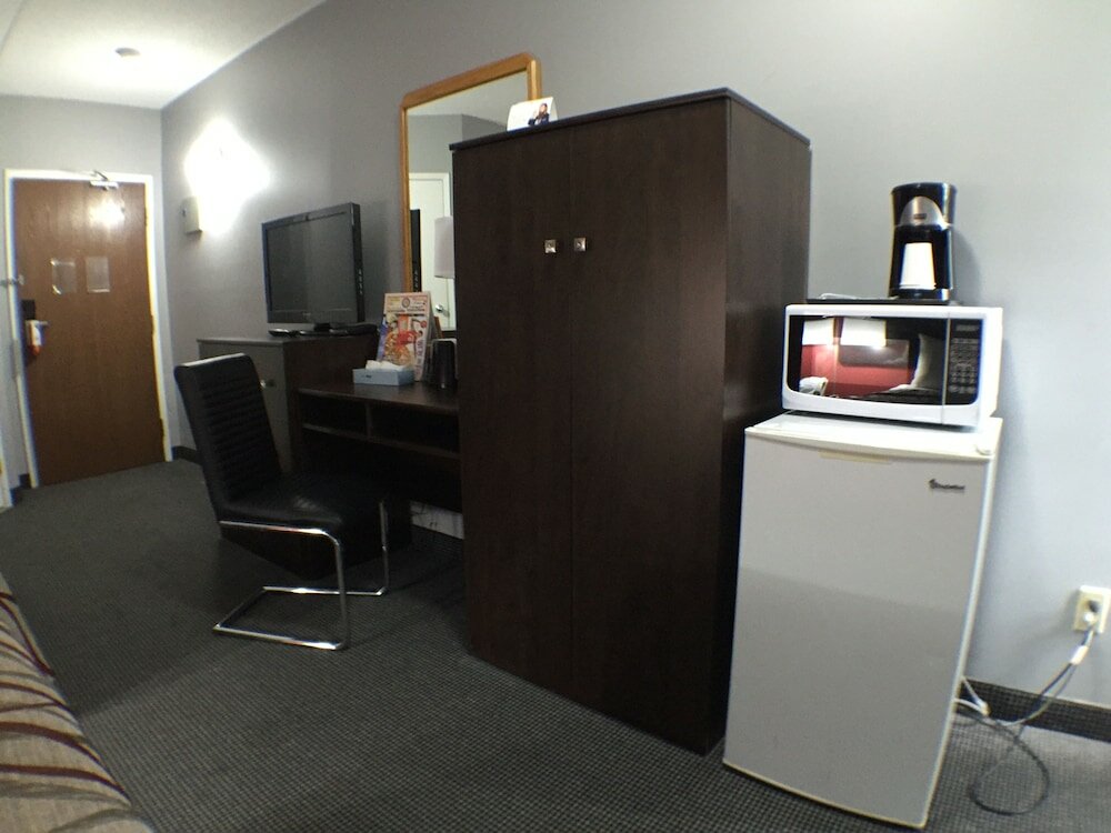 Фото Super 8 by Wyndham Mt Hope Hamilton Intl Arpt On