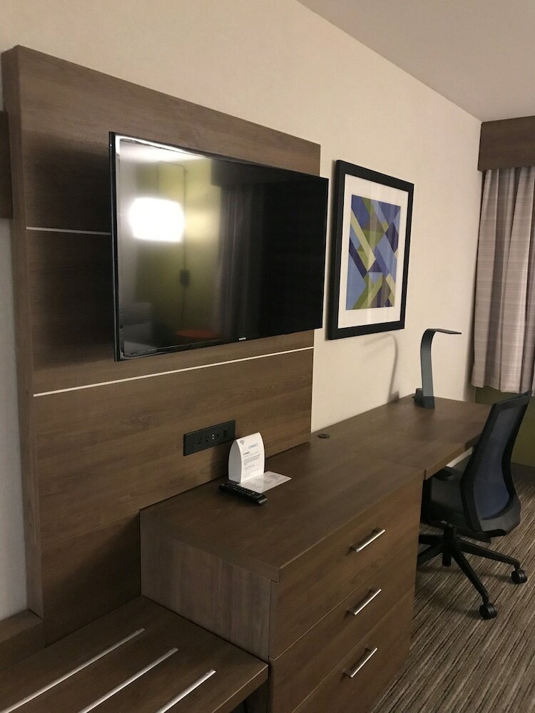 Фото Holiday Inn Express & Suites Camarillo, an Ihg Hotel