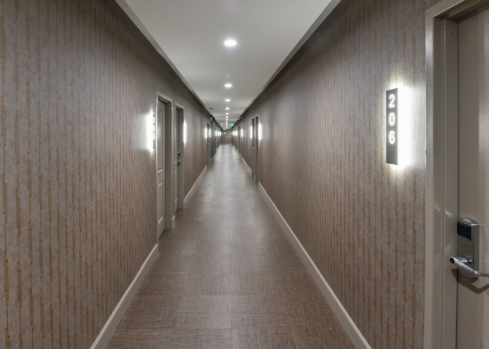 Фото Hollywood Inn Suites Hotel