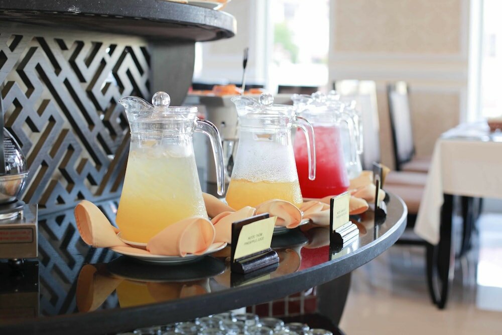 Фото Holiday Emerald Hotel