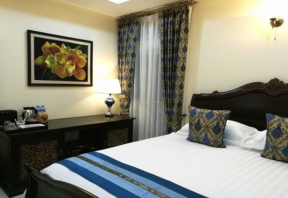 Фото The Velvet Orchid