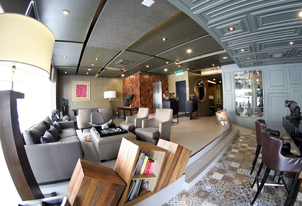 Фото Bedrock Hotel