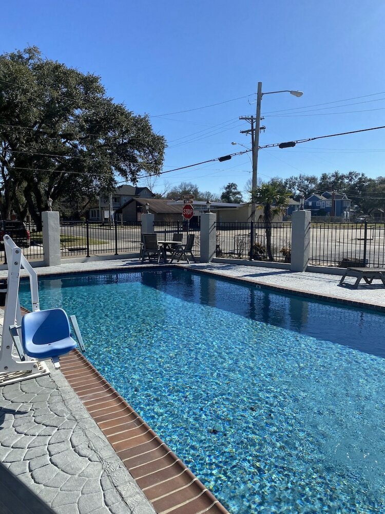 Фото Howard Johnson by Wyndham Historic Lake Charles