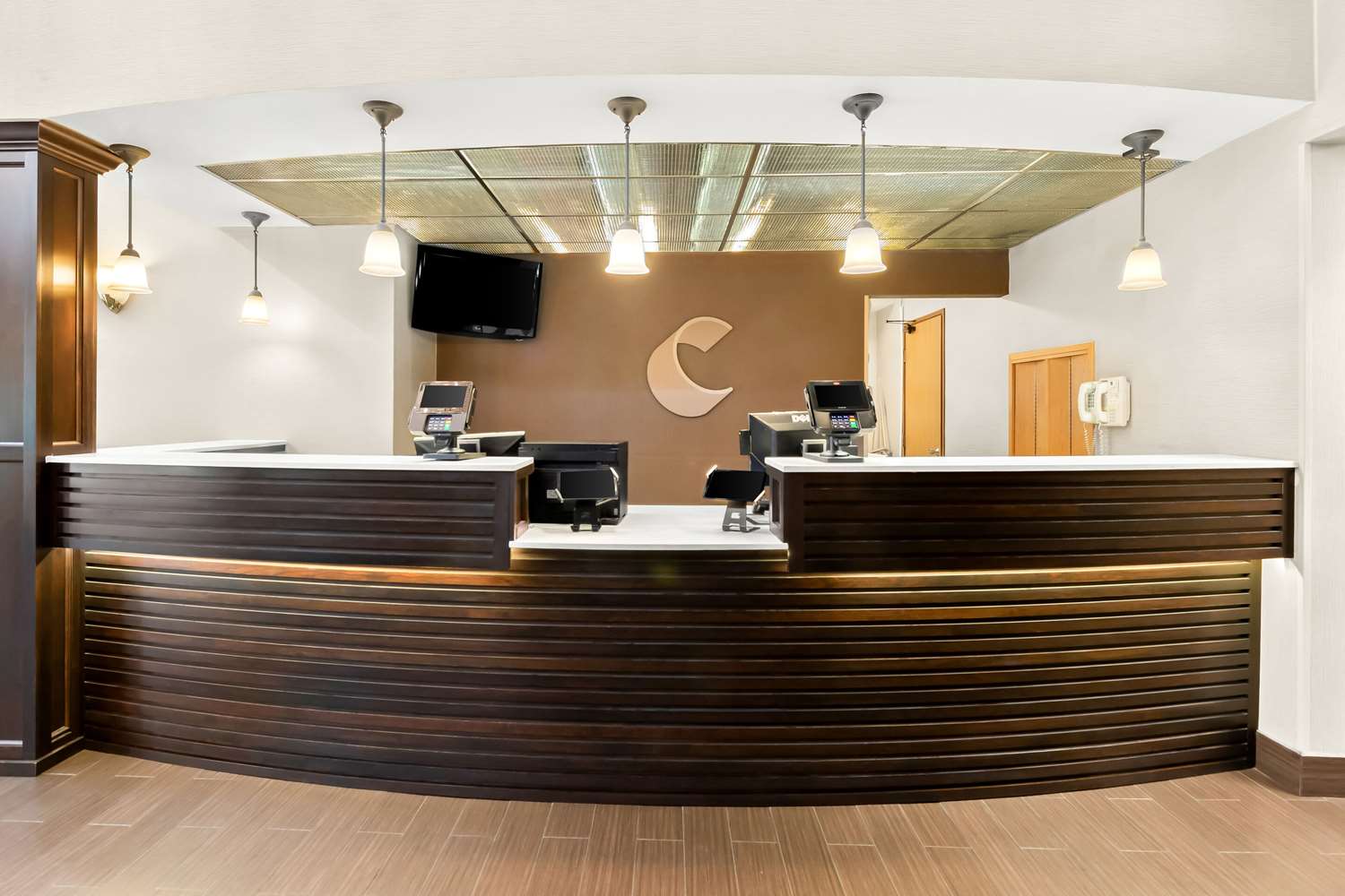 Фото Comfort Suites Portland Airport