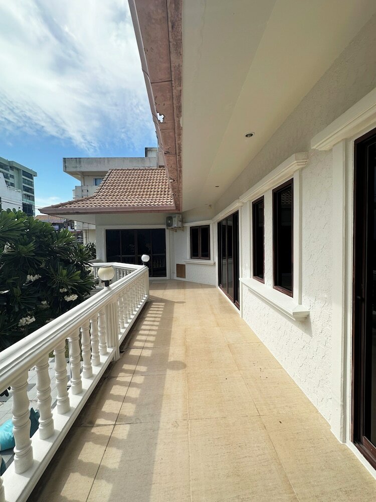 Фото Blooming Hill Boutique Suites