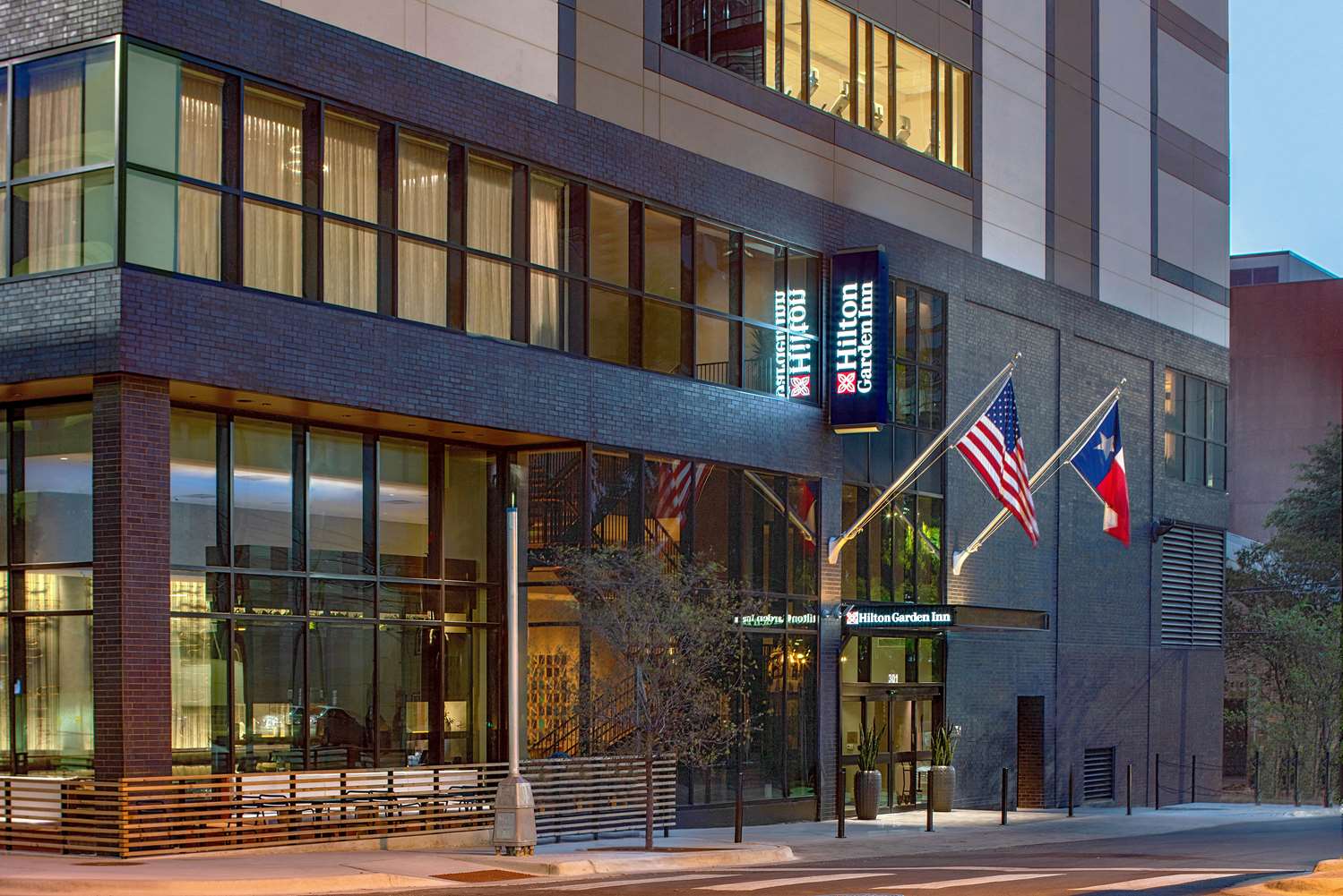 Фото Hilton Garden Inn Austin University Capitol District