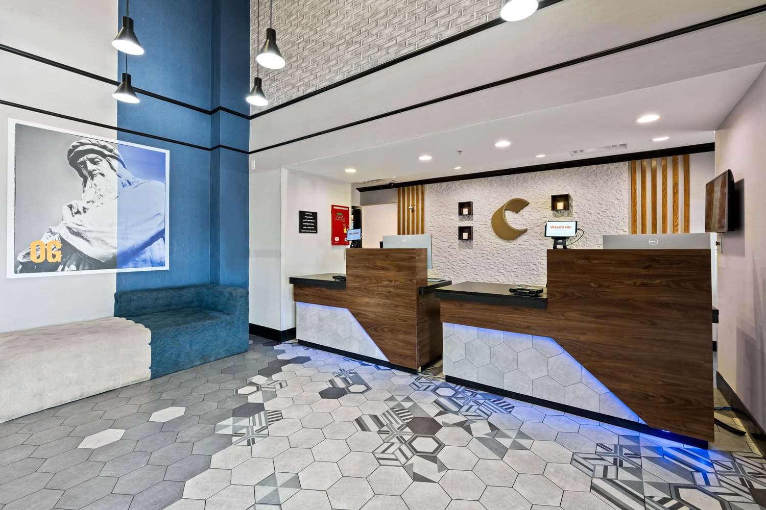 Фото Comfort Suites Airport