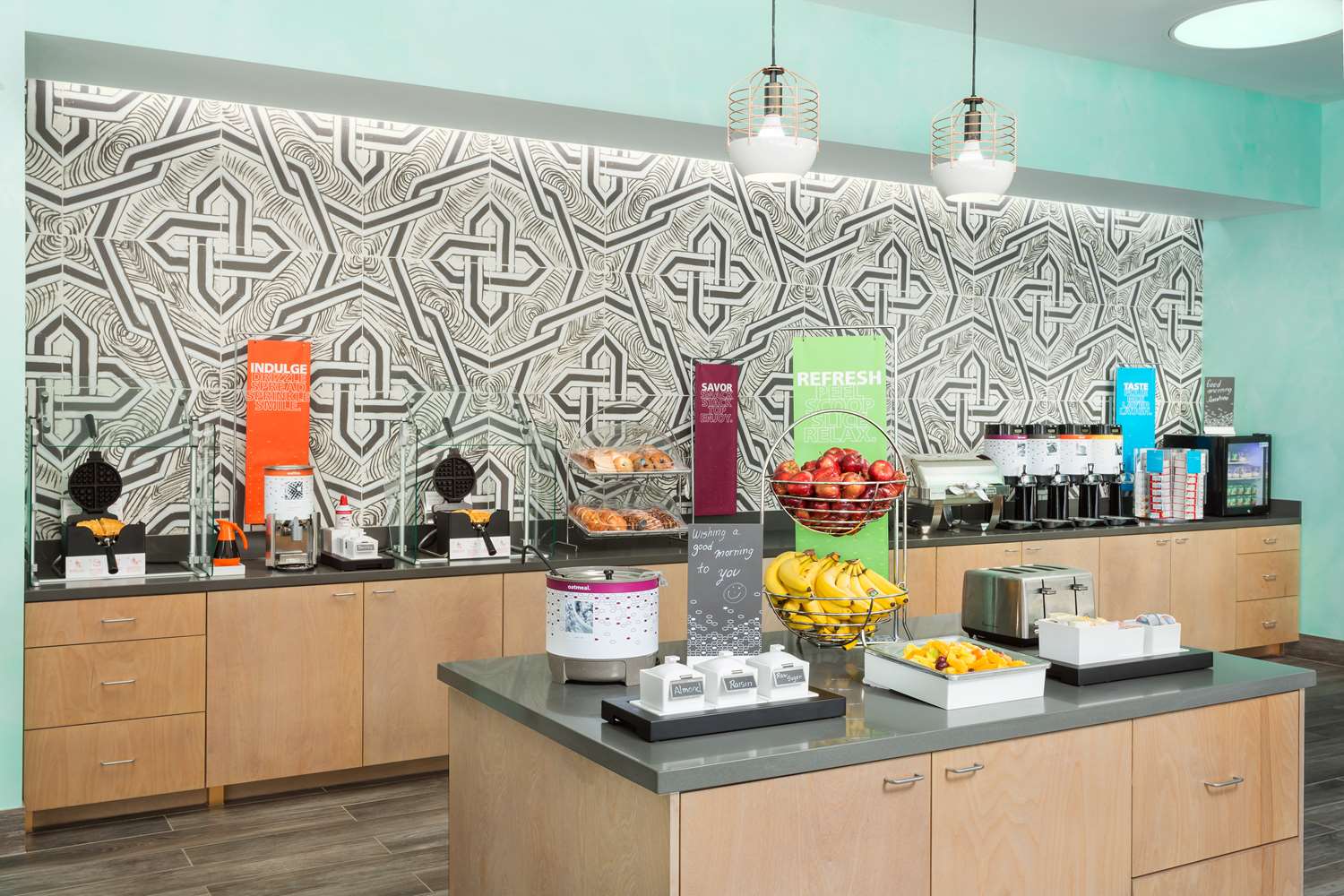 Фото Hampton Inn & Suites Santa Monica