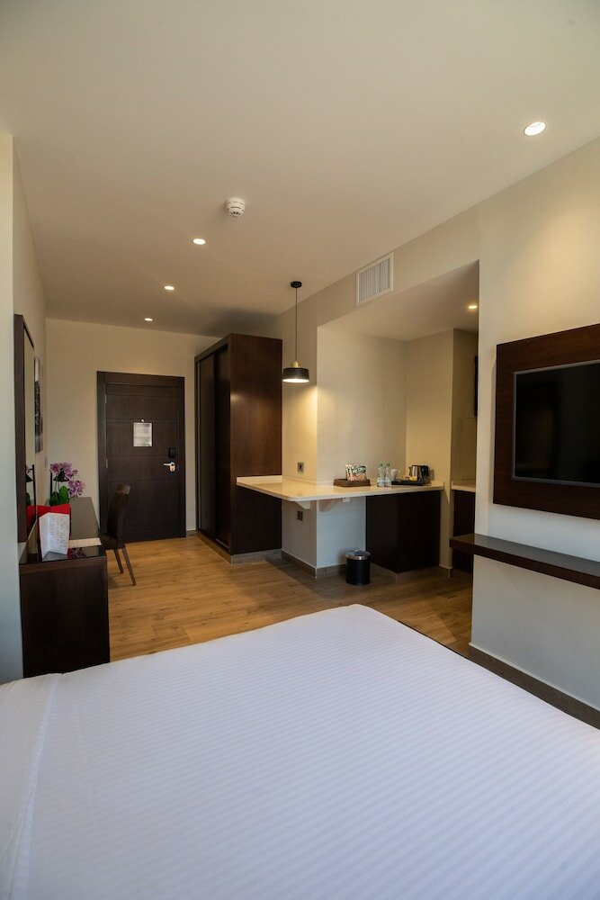 Фото The Compass Hotel