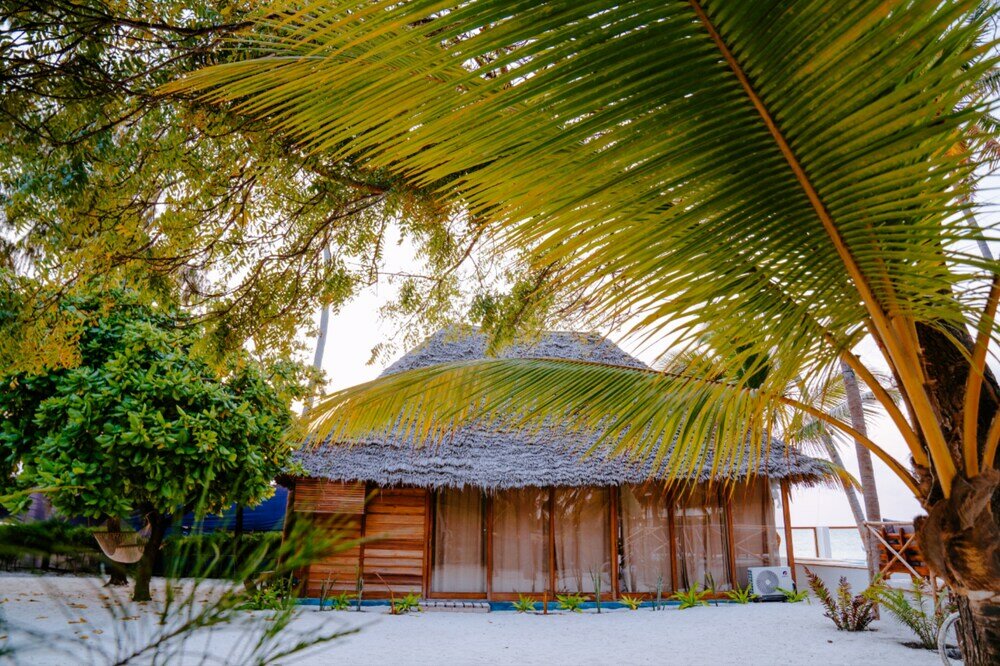 Фото Tiki Beach Club and Resort