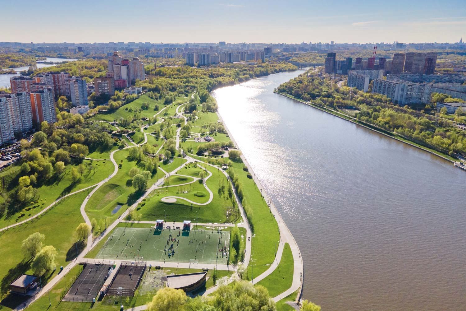 В Братеевском парке начали очистку пруда