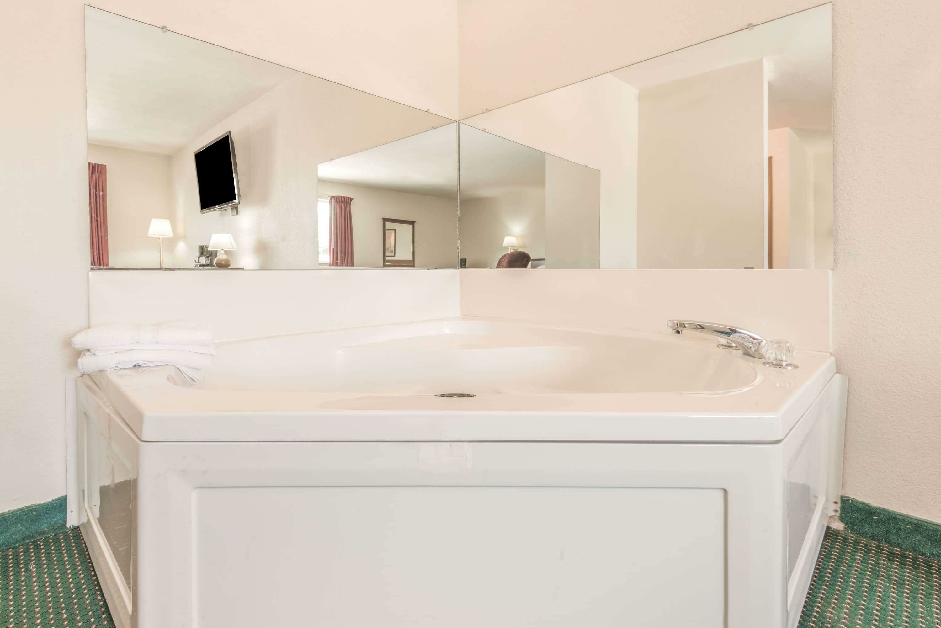 Фото Super 8 by Wyndham Platte City Kansas City Area Airport