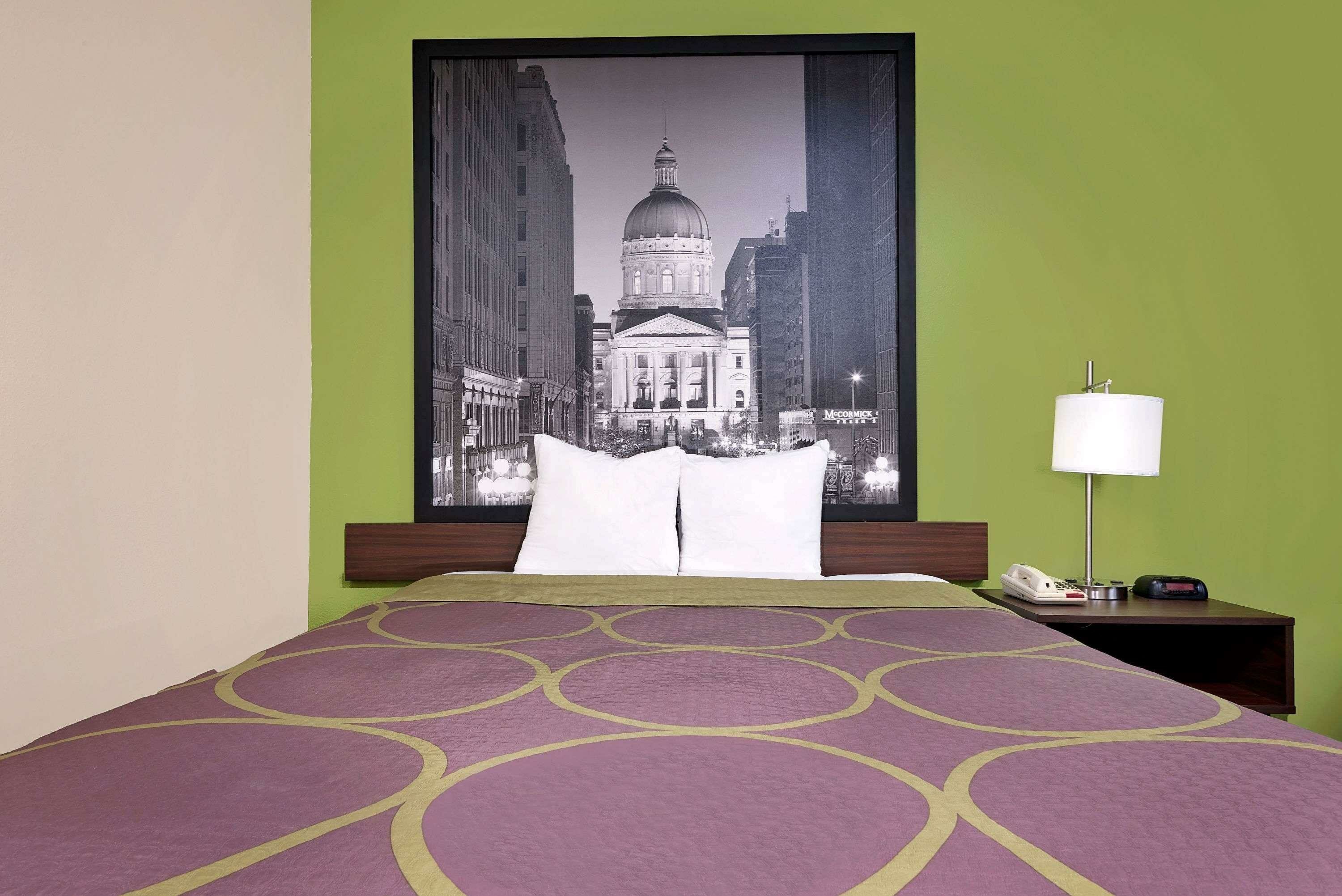 Фото Super 8 by Wyndham Muncie/Ball St. College Area