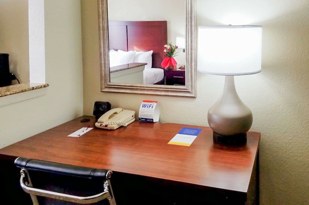 Фото Comfort Suites Las Colinas Center