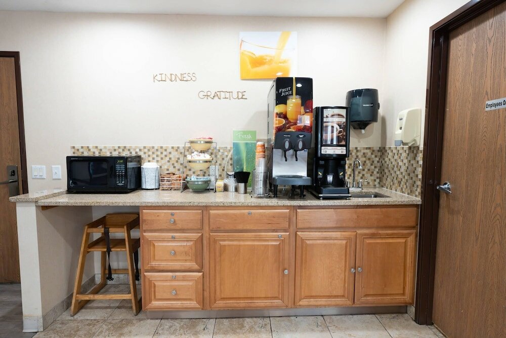 Фото Quality Inn & Suites Sun Prairie Madison East