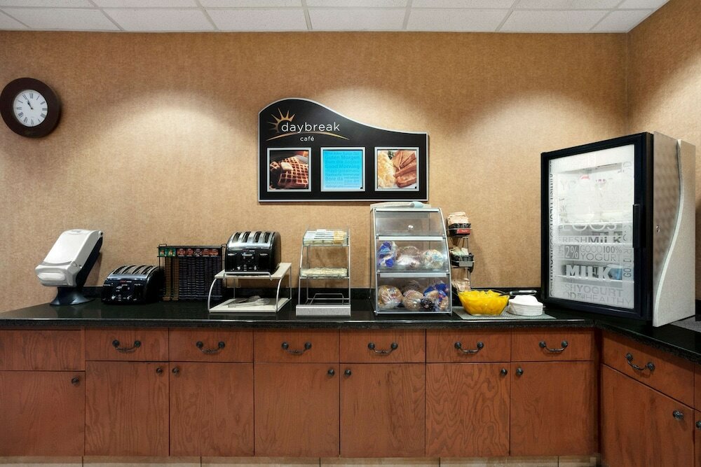 Фото Days Inn & Suites by Wyndham Strathmore