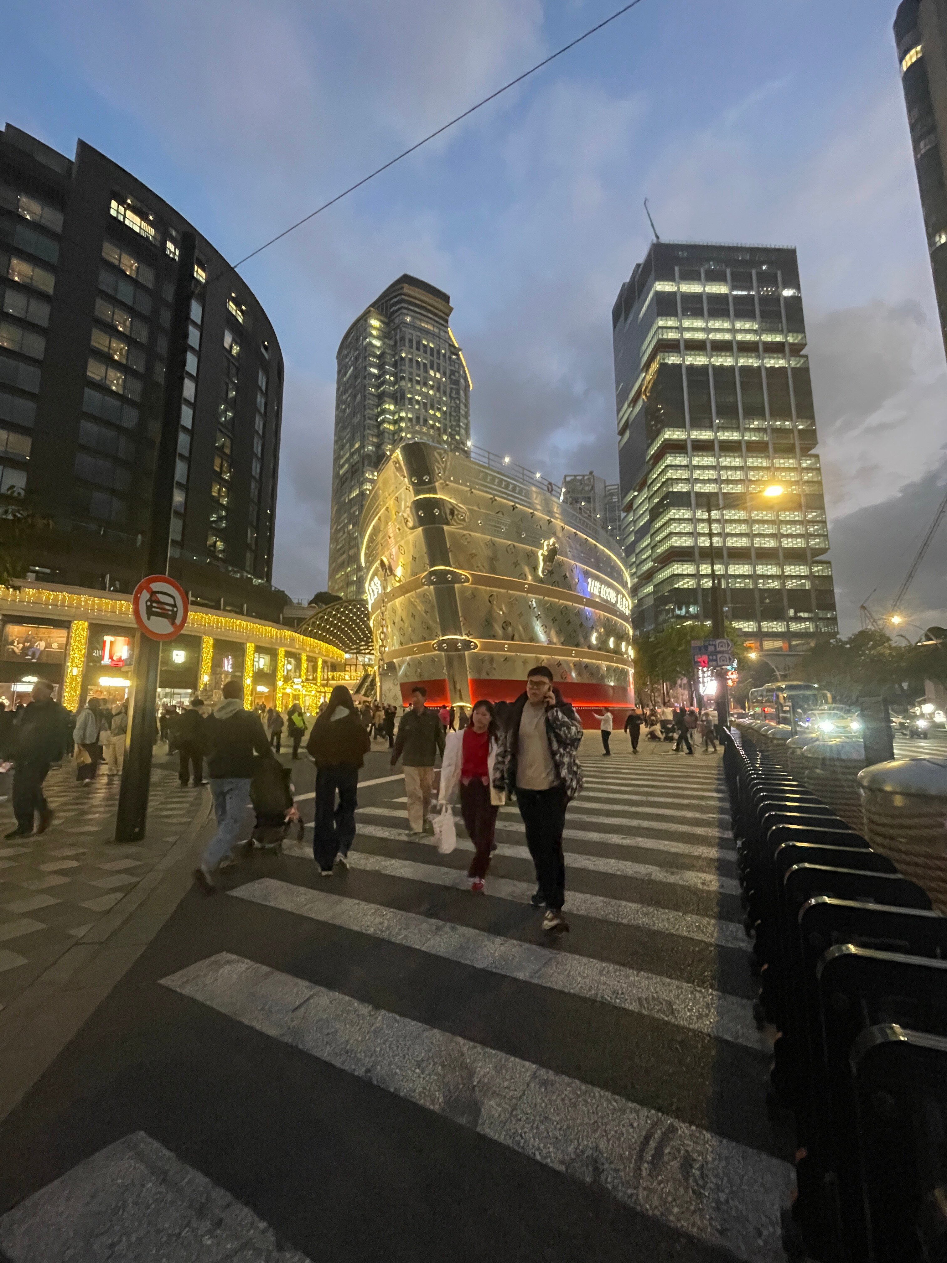 Фото Holiday Inn Shanghai Nanjing Road by IHG