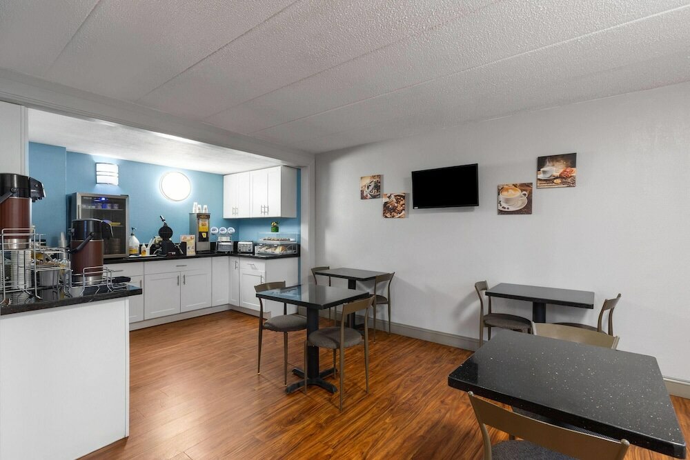 Фото Super 8 by Wyndham Charleston Wv
