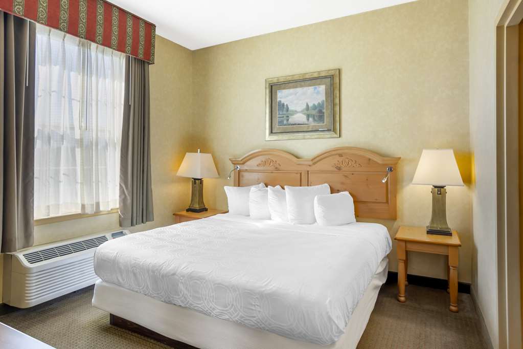 Фото Best Western Plus Revere Inn & Suites