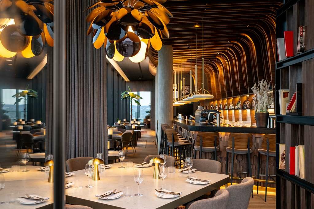 Фото Radisson Blu Hotel At Porsche Design Tower Stuttgart