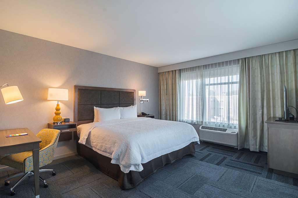 Фото Hampton Inn Chicago North Loyola Station
