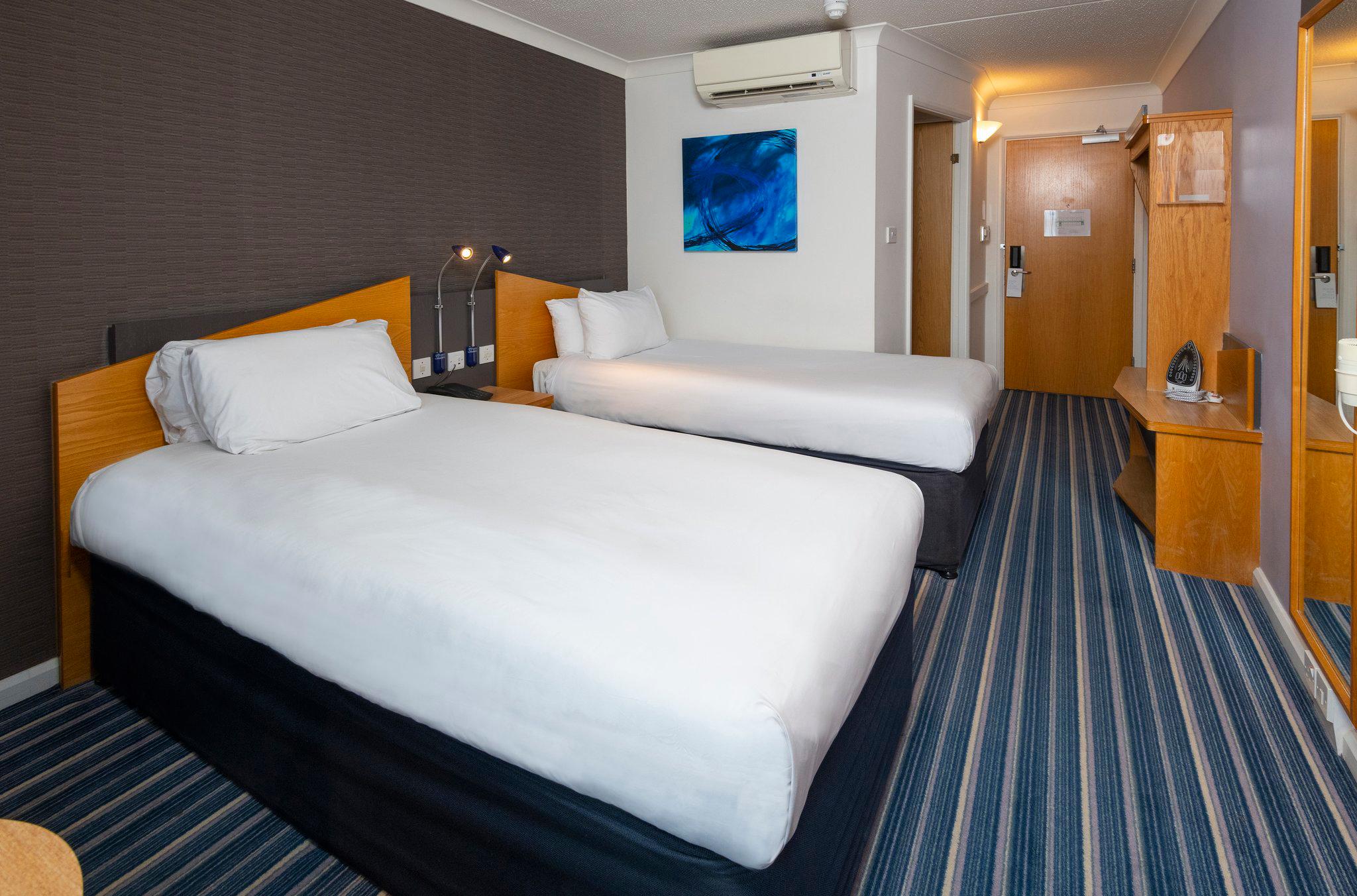 Фото Holiday Inn Express London Chingford