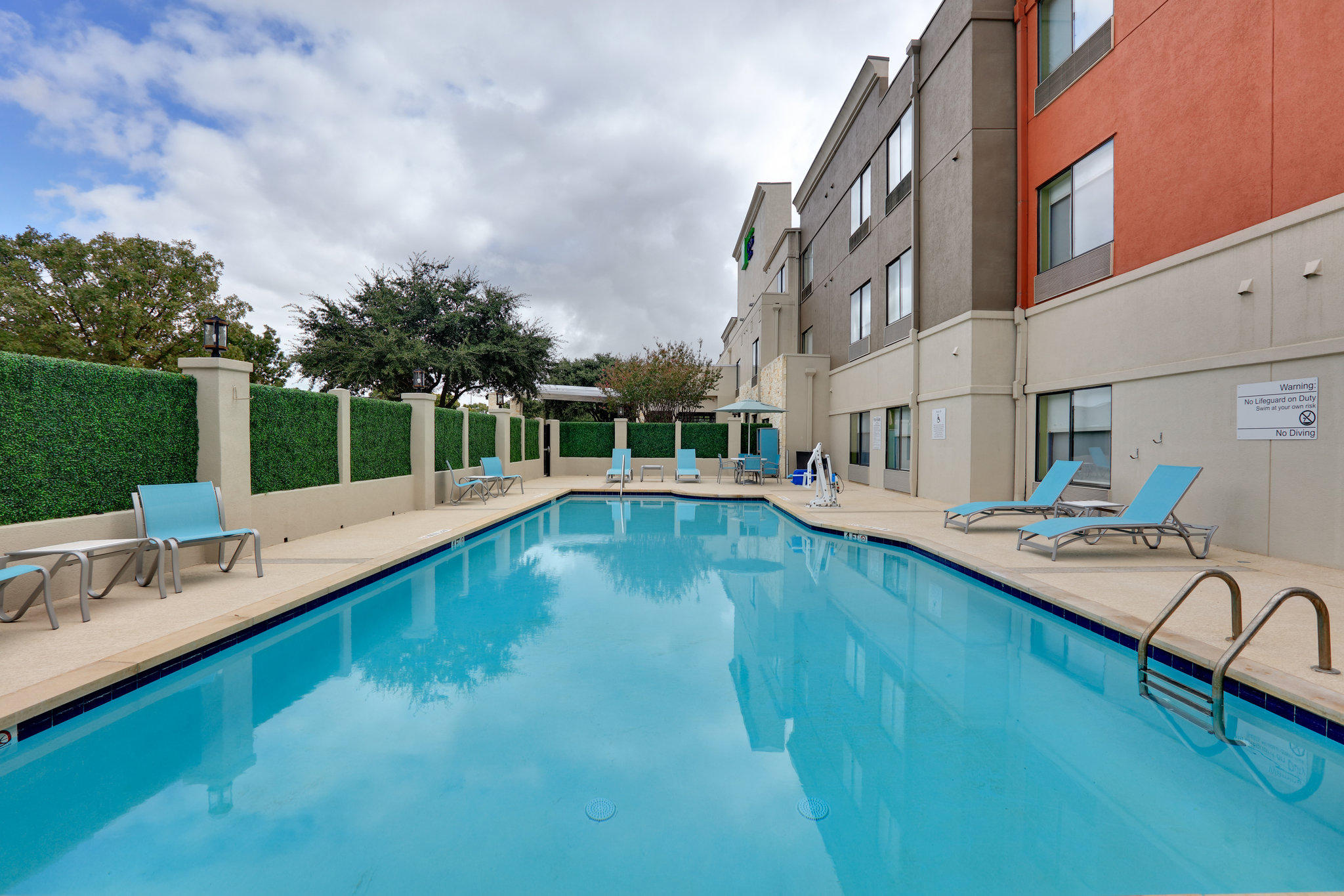 Фото Holiday Inn Express & Suites Austin Round Rock, an Ihg Hotel