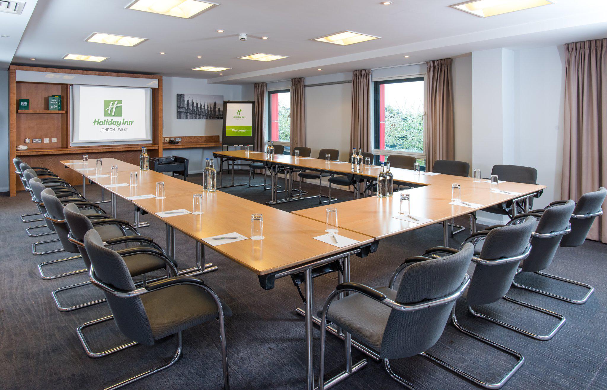 Фото Holiday Inn London - West, an Ihg Hotel