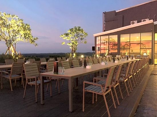 Фото The Vista Hotel