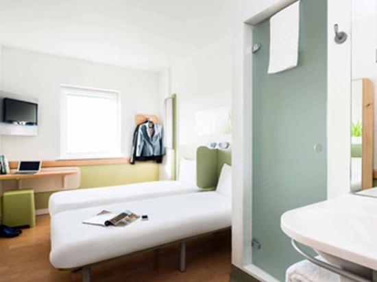 Фото Ibis budget Leeds Centre Crown Point Road