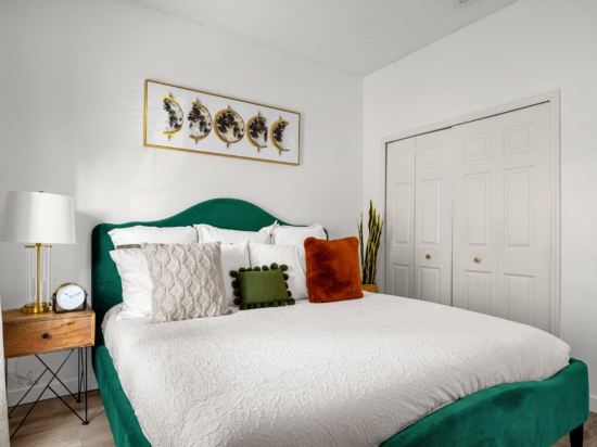 Фото 4br, 3ba T/home W Screened-in Heated Pool 4 Bedroom Townhouse by Redawning