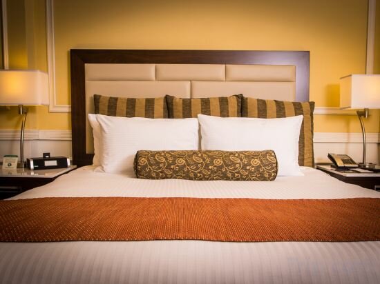 Фото The Pickwick Hotel