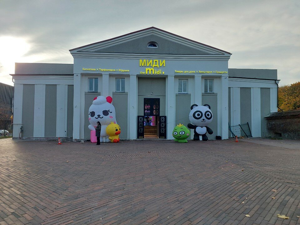 Үй шаруасындағы келіншек желіде тазалаушы әйелдің қытығын жалайды.