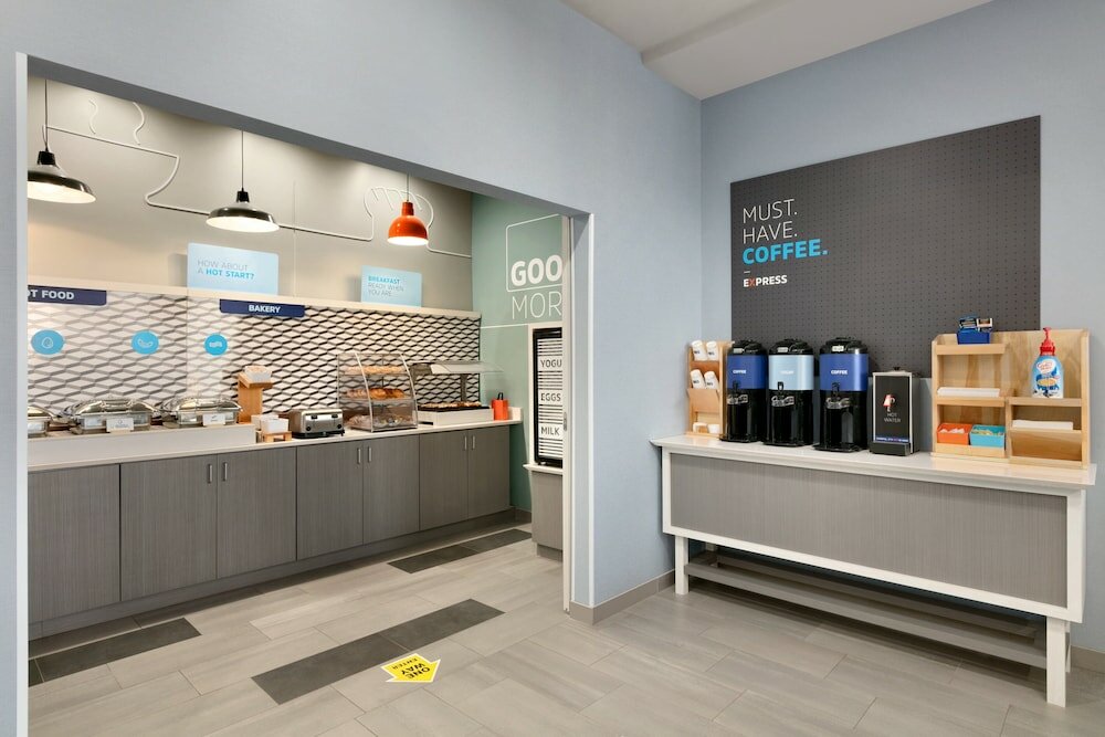 Фото Holiday Inn Express Hotel & Suites Norfolk Airport