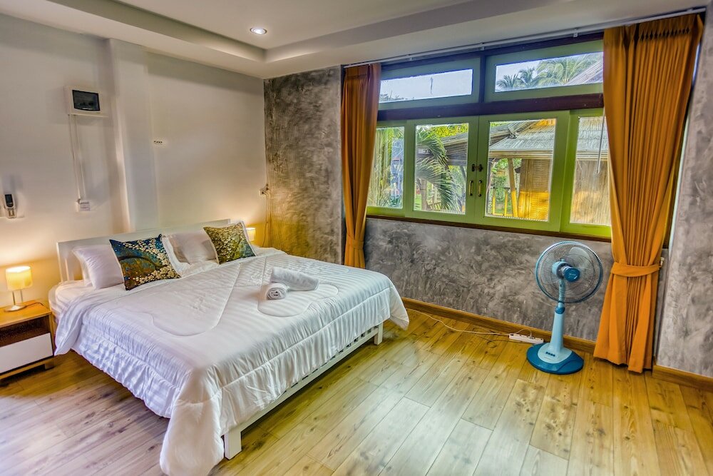 Фото Tonmai Suites