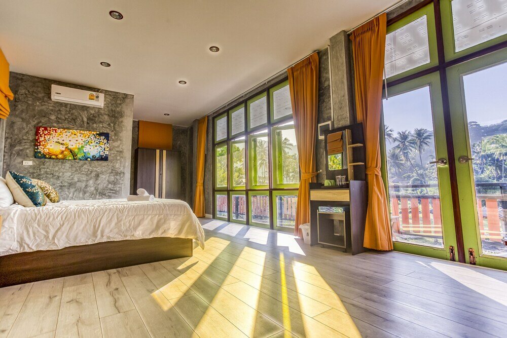 Фото Tonmai Suites