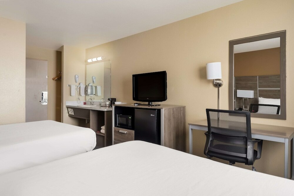 Фото SureStay Hotel by Best Western Wells