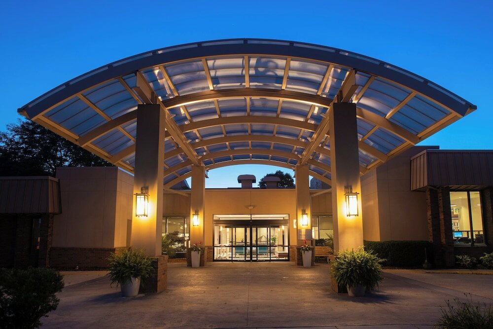 Фото Sheraton Milwaukee Brookfield Hotel